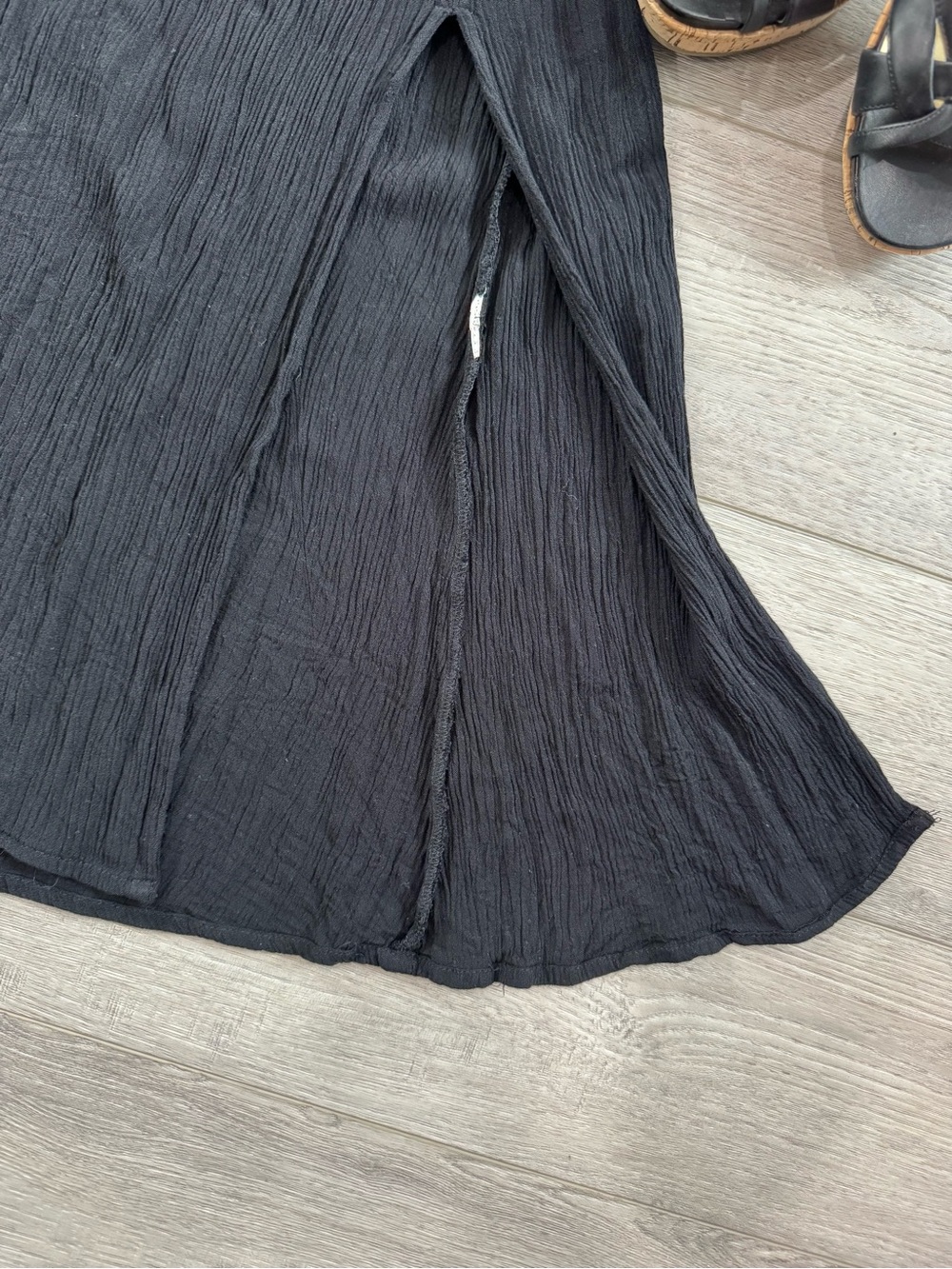 Classic Black Short-Sleeve Dress - Elegant Everyday Style - Picture 5 of 9